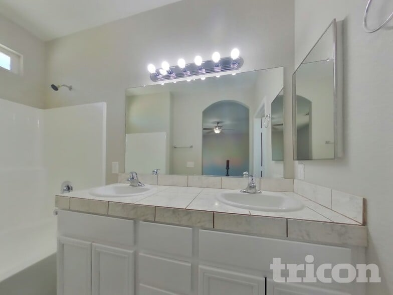 Building Photo - 757 Pino Ave