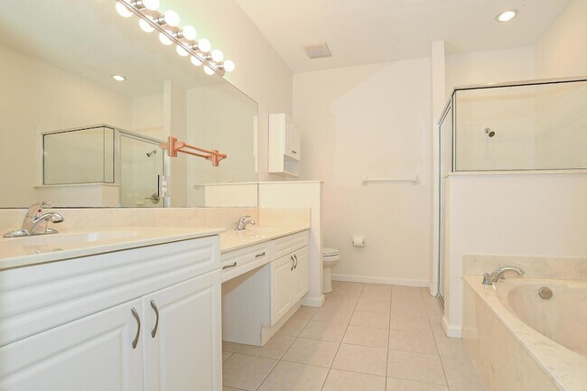Building Photo - 649 NE Bent Paddle Ln