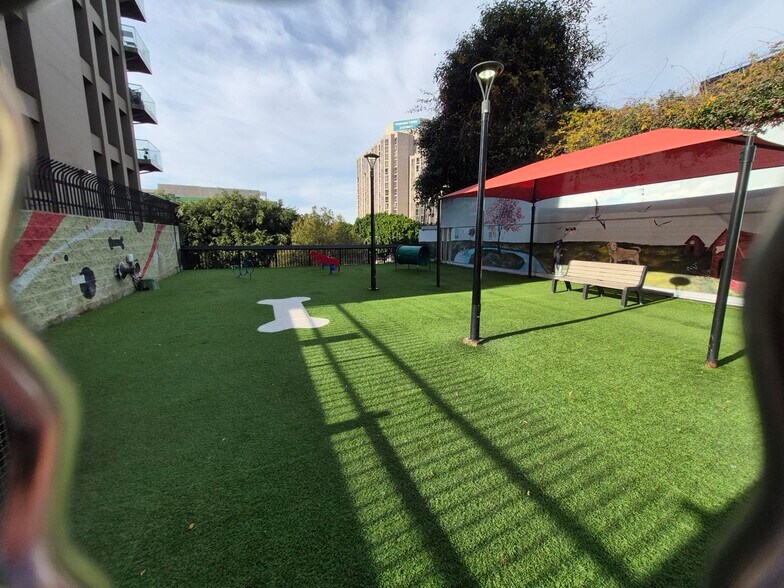 Building Photo - 800 W 1st St