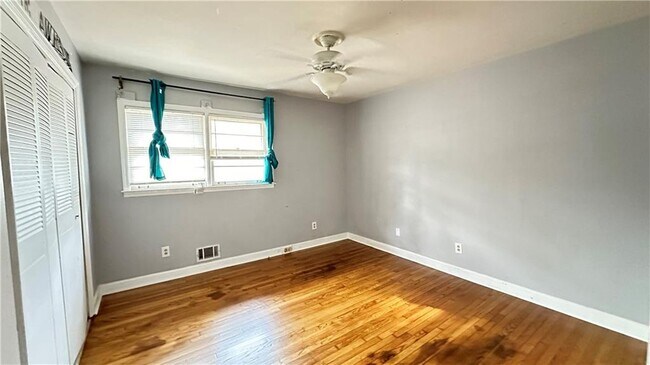 Building Photo - 364 Navarre Dr