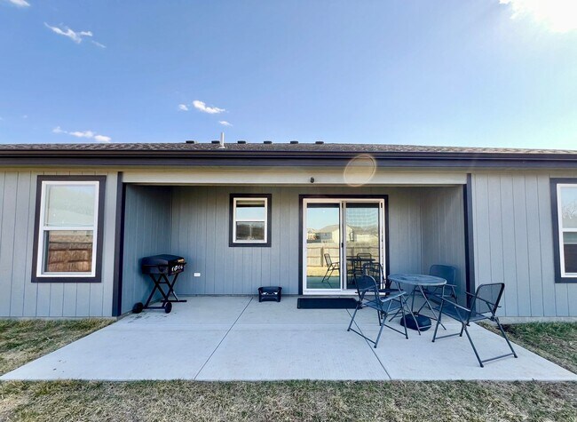 Building Photo - Modern Single-Family Home in Scenic Meadows Neighborhood