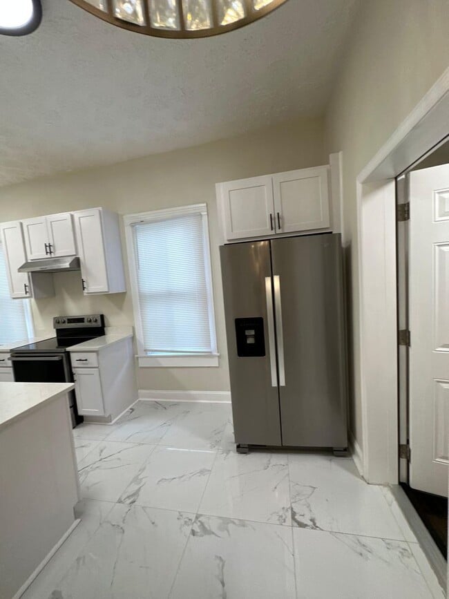 Building Photo - Fully Renovated 4/1-Single Family  Availab...
