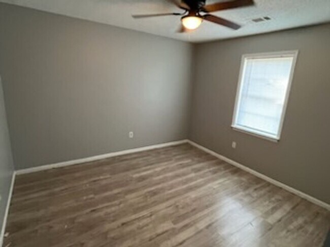 Building Photo - Available Now! PRICE REDUCE! MOVE IN SPECIAL $100 OFF FIRST MONTHS RENT!!