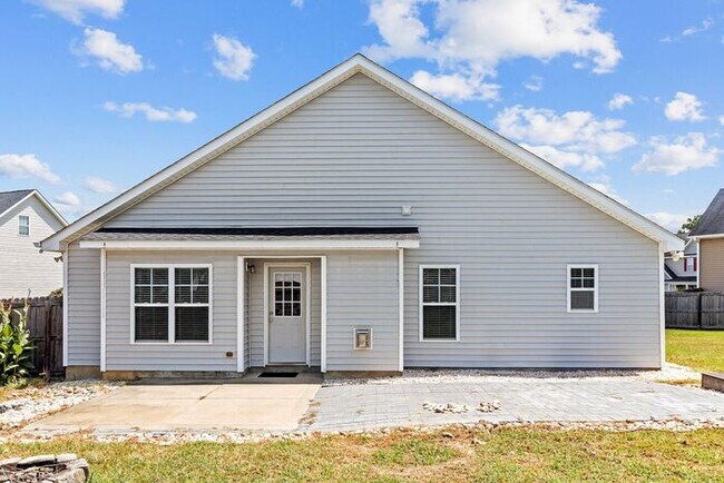 Building Photo - Well-Maintained 3 Bedroom, 2 Bath Home