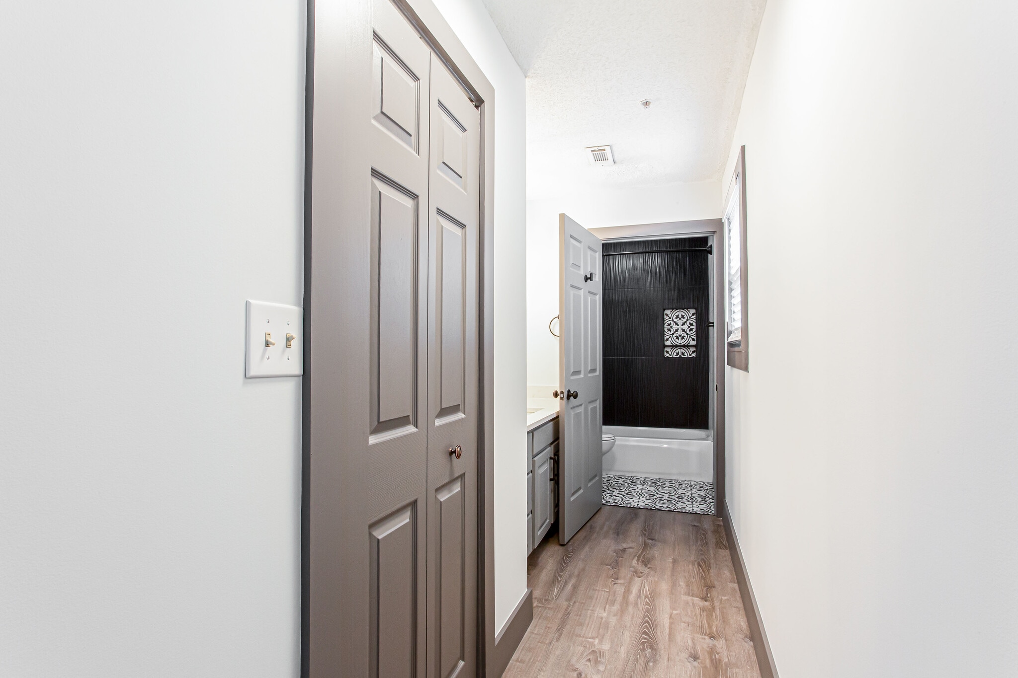 Building Photo - 1074 Peachtree Walk NE