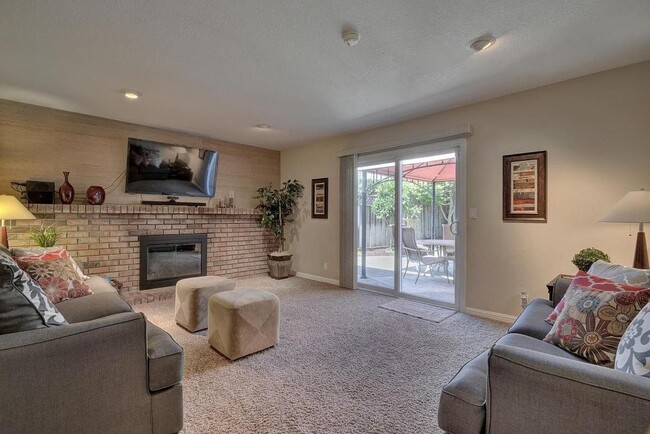 Building Photo - 561 Hyde Park Dr