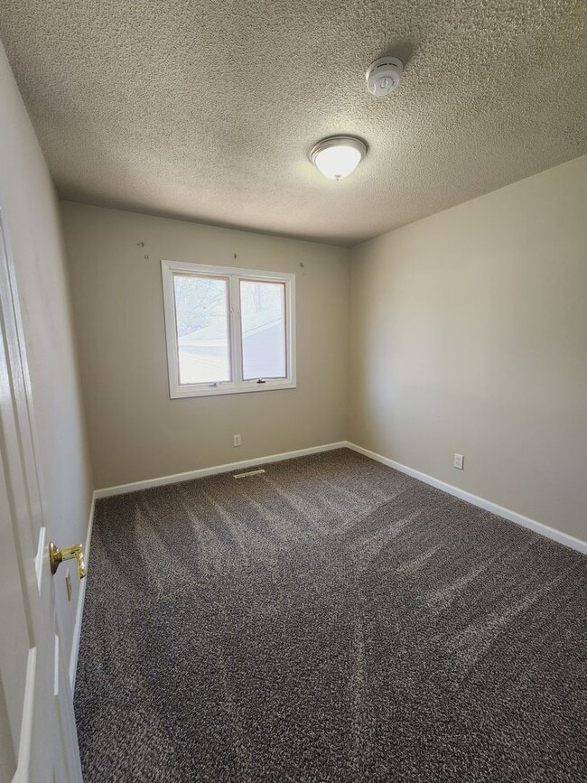 Building Photo - 3 Bedroom 2 Bath Home Available in Knoxville