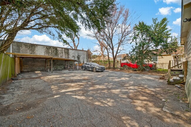Building Photo - 216 Burr St
