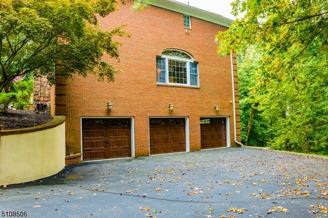 Building Photo - 28 Glenview Dr