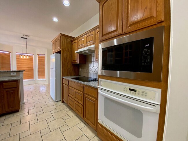 Building Photo - Great location with easy highway access.