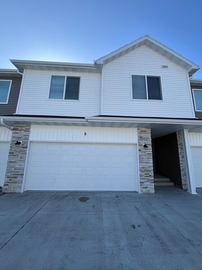 Building Photo - 3 Bed 3 Bath TownHome