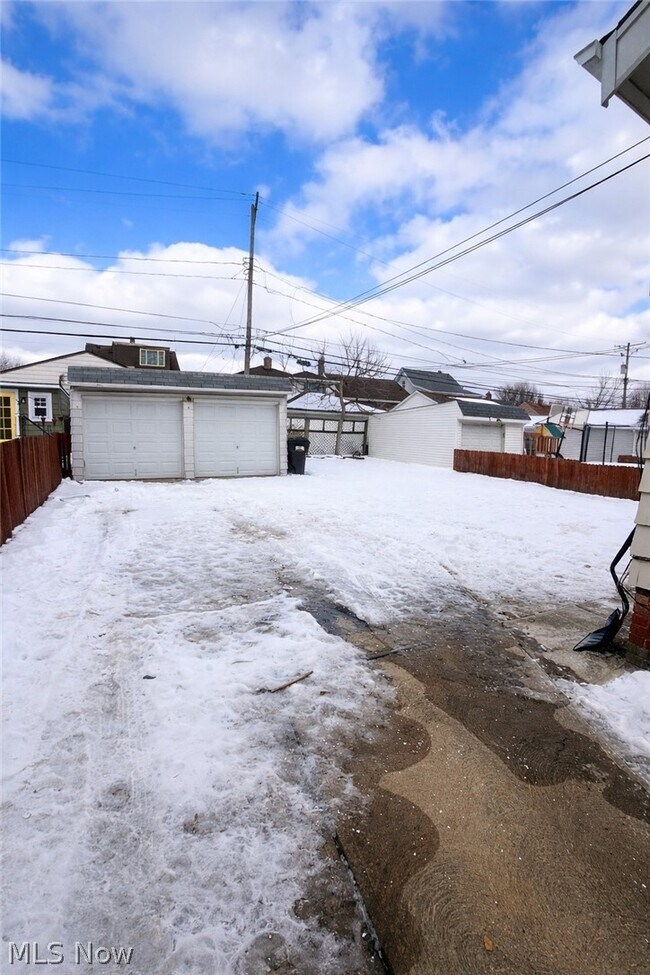 Building Photo - 7014 Thornton Dr