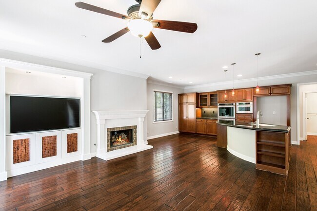 Building Photo - Beautiful 5 bedroom/ 3 Bath Miraleste home...