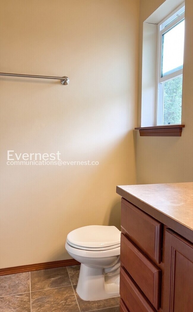 Building Photo - 3 Bed, 2.5 Bath Home with Fenced Yard & Garage / Pet-Friendly / Vouchers Accepted / Available Now!