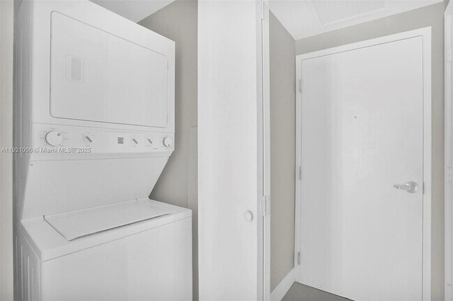 Building Photo - 1010 SW 2nd Ave