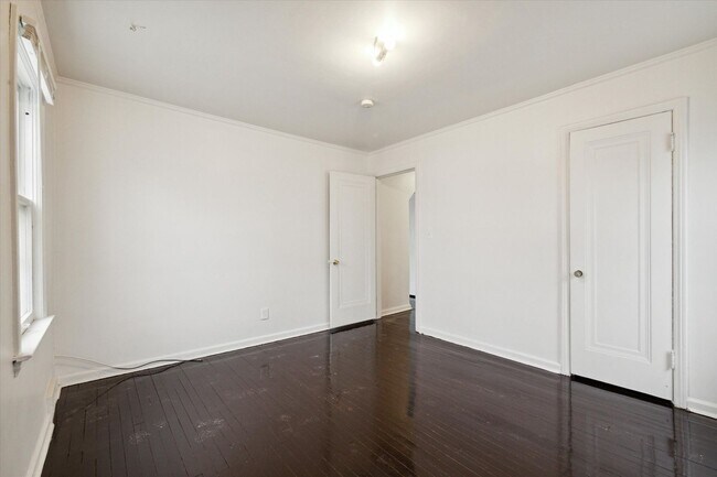 Building Photo - 22107/22109/22111 15 Mile Rd - T - Dubai 2...