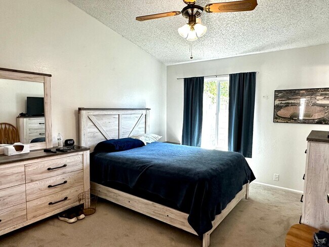 Building Photo - UPDATED 3 BEDROOM 2 BATHROOM CONVENIENTLY ...