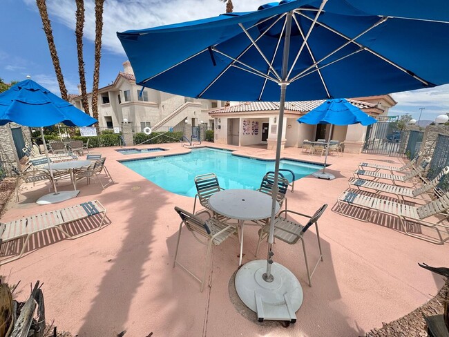 Building Photo - SPACIOUS 3 BEDROOM, 2 BATHROOM UPGRADED CO...
