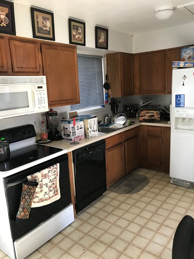 Building Photo - Charming 3BR/2BA with Massive Yard and Gar...