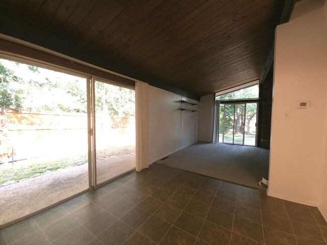 Building Photo - 3 Bedroom Apartment on West Side Of The Hill