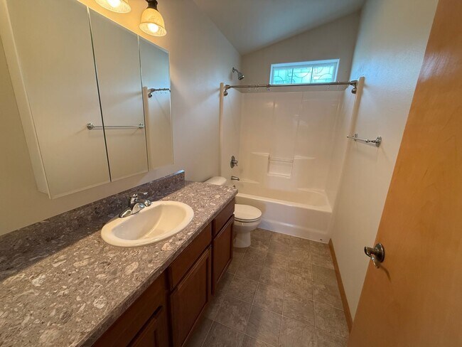 Building Photo - Spacious 3 Bed/3.5 Bath Home with Two Prim...