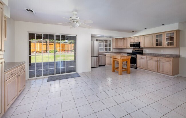Building Photo - 316 Cambridge Dr