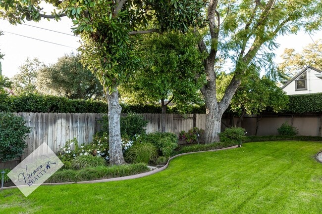 Building Photo - 1121 N Cambridge Ave