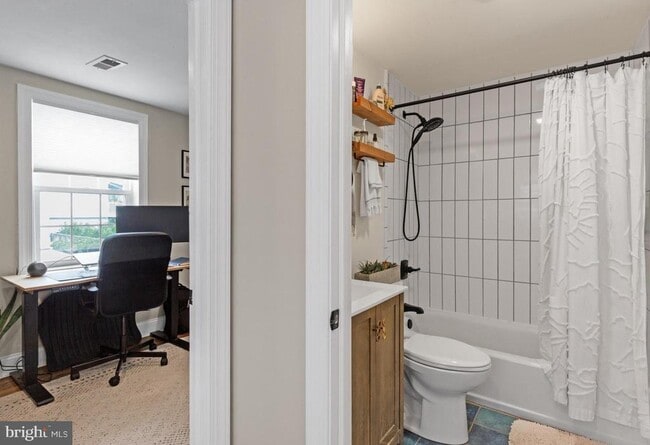 Building Photo - 239 E Thompson St