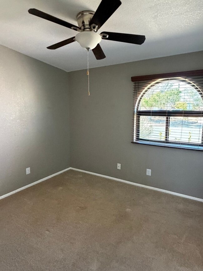 Building Photo - 3 bedroom 2 bath Next to PDS Elementary Sc...