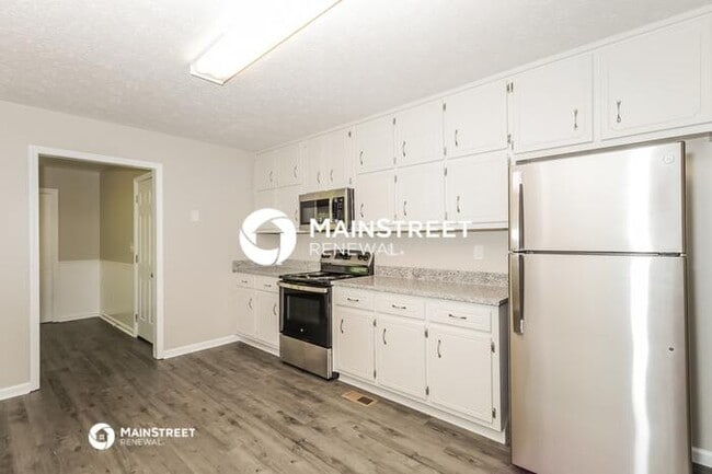Building Photo - 3 Bedroom Pet-Friendly Home in Locust Grove, GA with Main Street Renewal