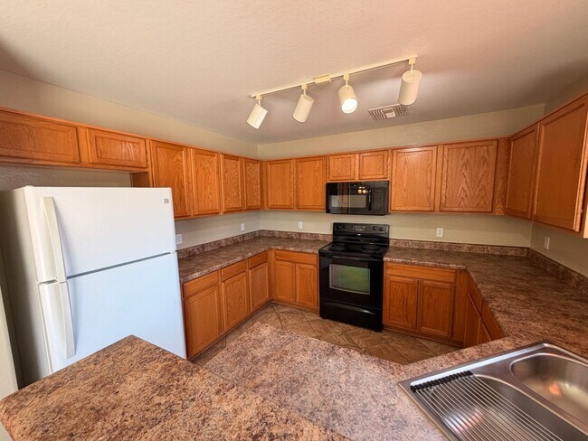 Building Photo - Updated 4x2 Buckeye Home *NO* Carpet & Downstairs Primary Bed!