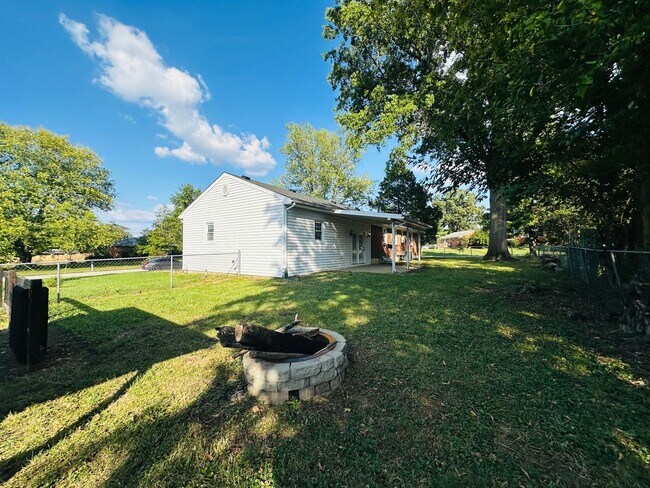 Building Photo - Charming 3 Bedroom Home in Fern Creek – Great Layout & Location