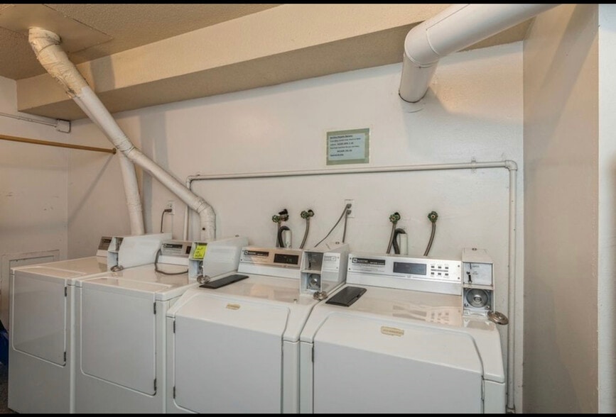 Building Photo - 1100 E 6th St