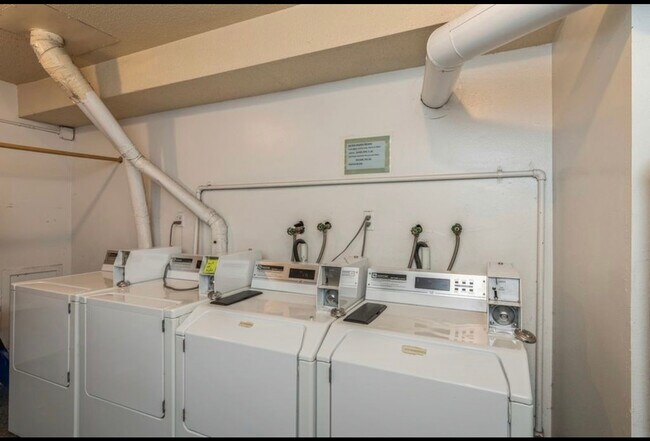 Building Photo - 1100 E 6th St