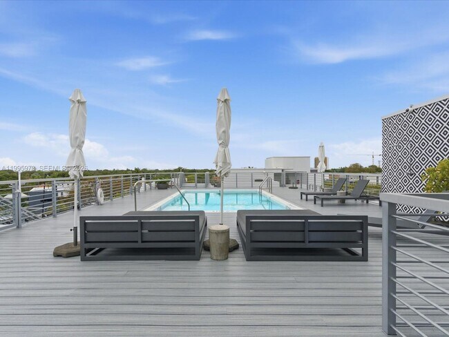 Building Photo - 529 SW 11th St