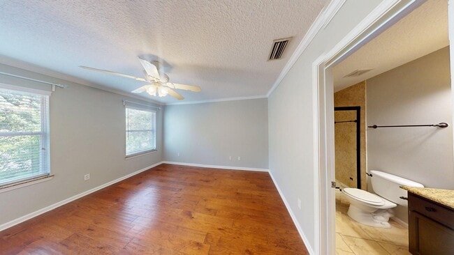Building Photo - 2 BR 2 BA  TOWNHOME  -    Southern Creek S...