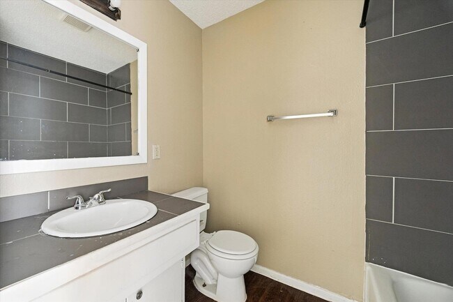 Building Photo - 908 Kirschner Pl