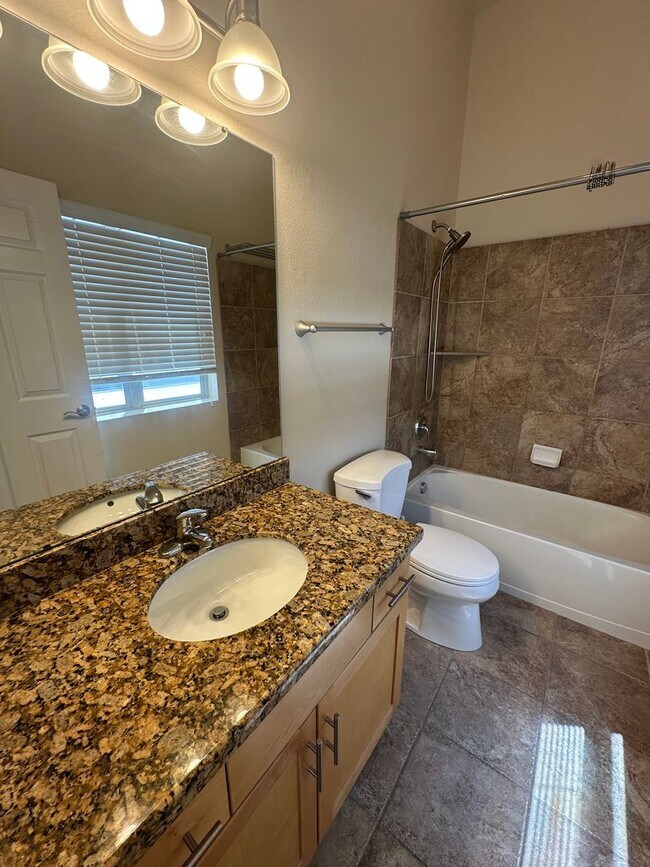 Building Photo - GORGEOUS Downtown Unit!!!