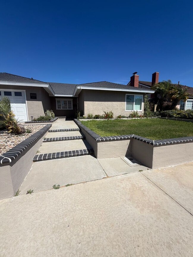 Building Photo - Beautiful, spacious 4-bedroom, 2-bath home for rent in Fountain Valley