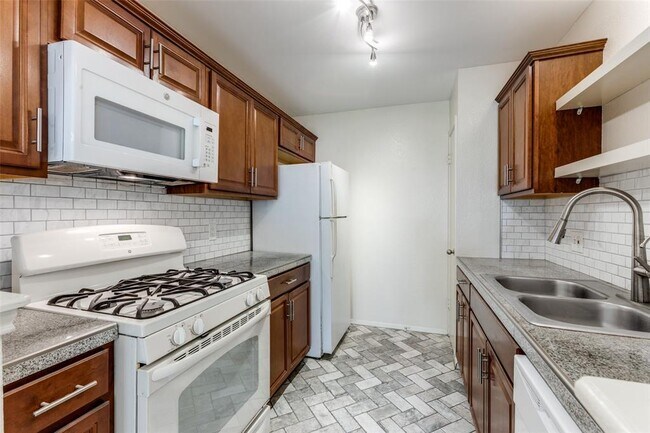 Building Photo - 1121 Peggotty Pl