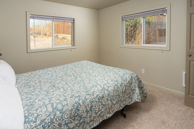 Building Photo - 139 SE Heyburn St