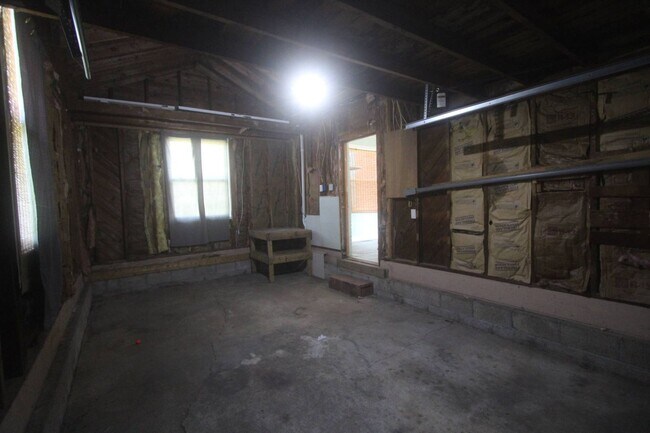 Building Photo - For Lease - 3 Bed, 1.5 Bath, 1600sqft, Sin...