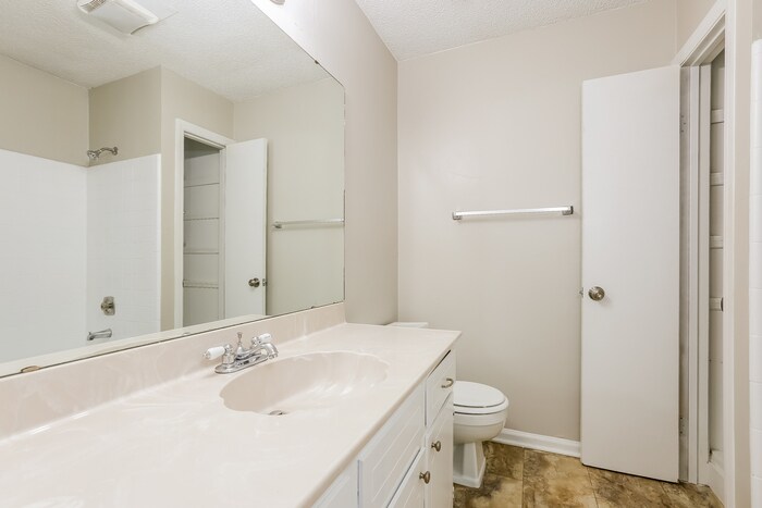 Building Photo - 12710 Pleasant View Dr