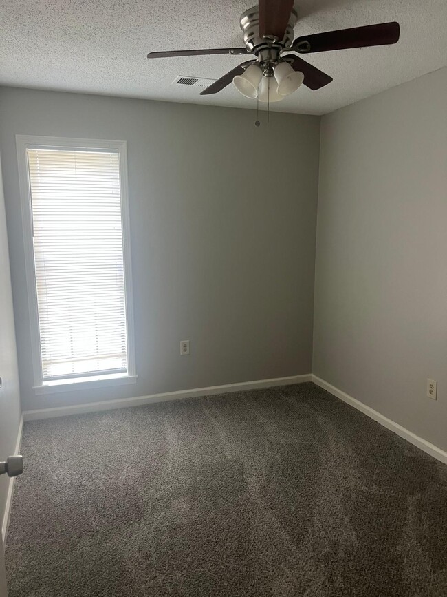 Building Photo - 4894 Northdale Dr