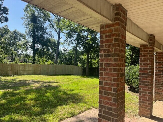 Building Photo - Bentonville 4 bedroom 3 car garage home ne...