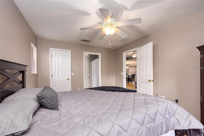 Building Photo - 1608 NE 45th Pl