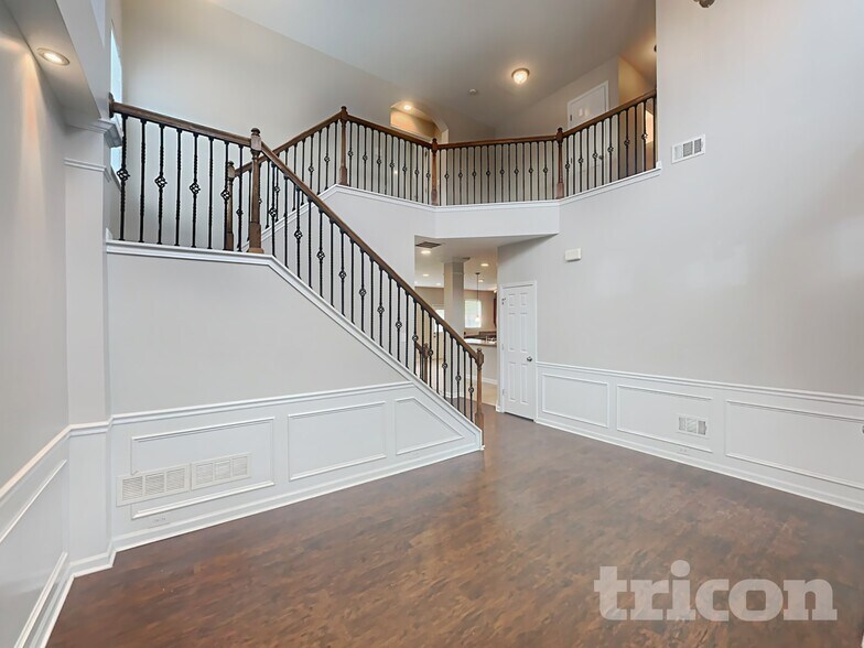 Building Photo - 5517 Village Trace