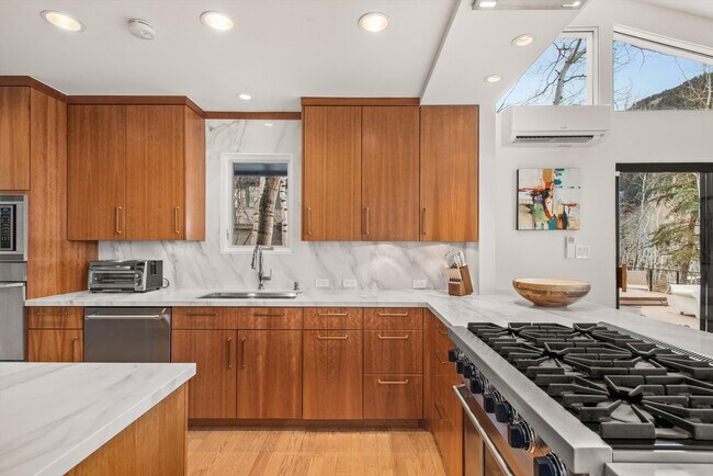 Building Photo - 262 Eastwood Rd