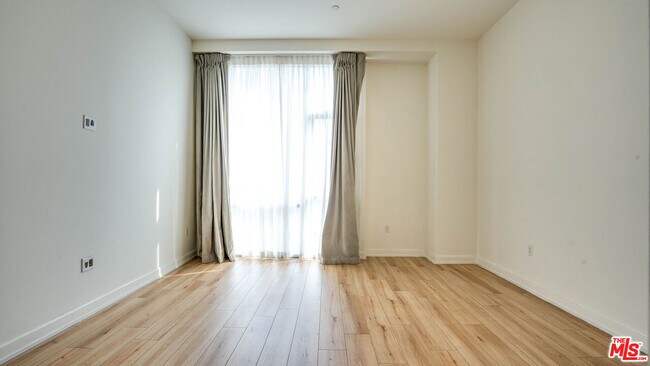 Building Photo - 3223 W 6th St