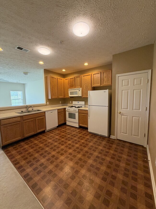 Building Photo - 9008 Executive Club Dr